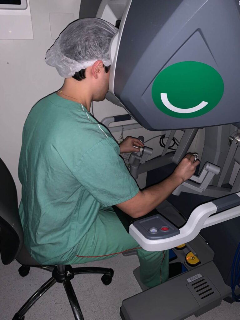 Dr Vitor Eugênio realizando uma cirurgia robótica